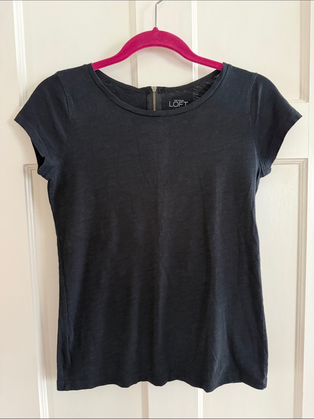 🐞Loft black cotton tee with zipper closure on back. Size XS.